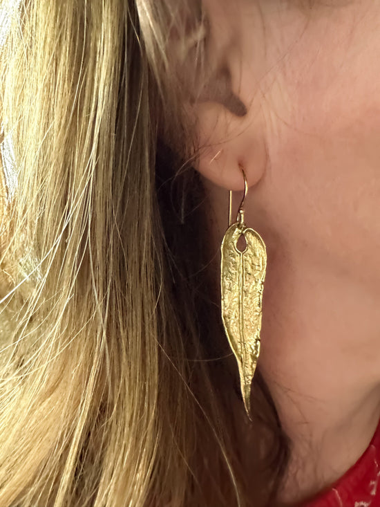 Exquisite Anthurium Dangle Earrings: Embrace Nature's Allure!